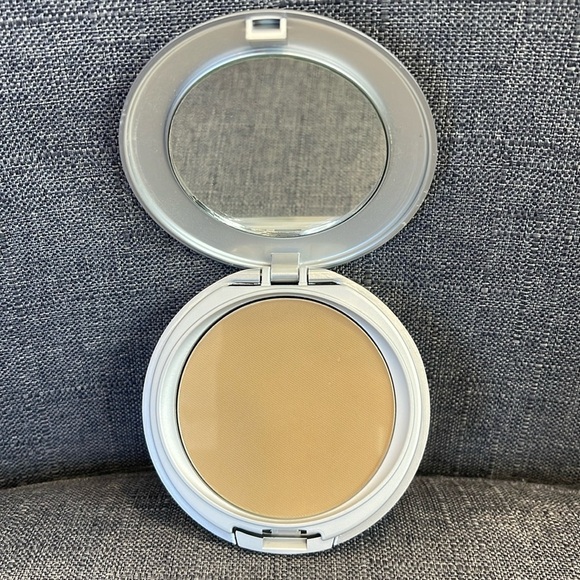 Oil Free & Fragrance Free Pressed Powder “Matte Sand” - Picture 1 of 3